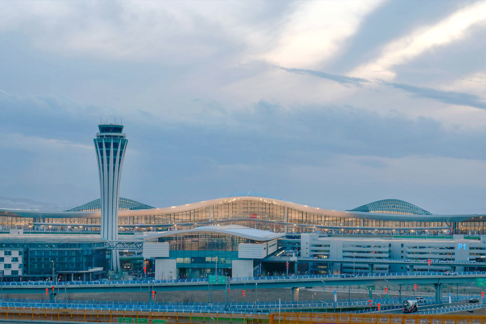 乌鲁木齐天山国际机场北航站区的机坪塔台和空管塔台