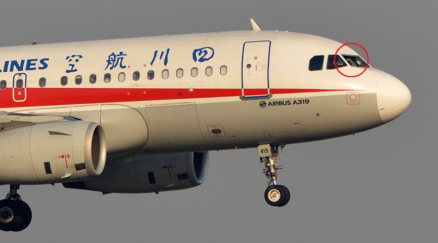 川航3U8633驾驶舱右座前风挡玻璃破裂脱落