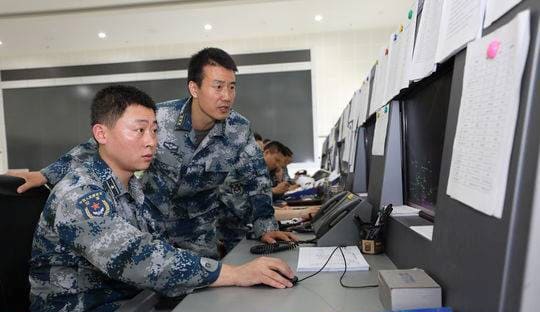 西部战区空中作战指挥控制中心进行飞行状态实时监控