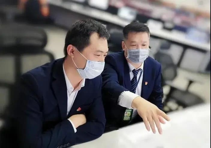 白云机场AOC商务调度人员进行任务调度